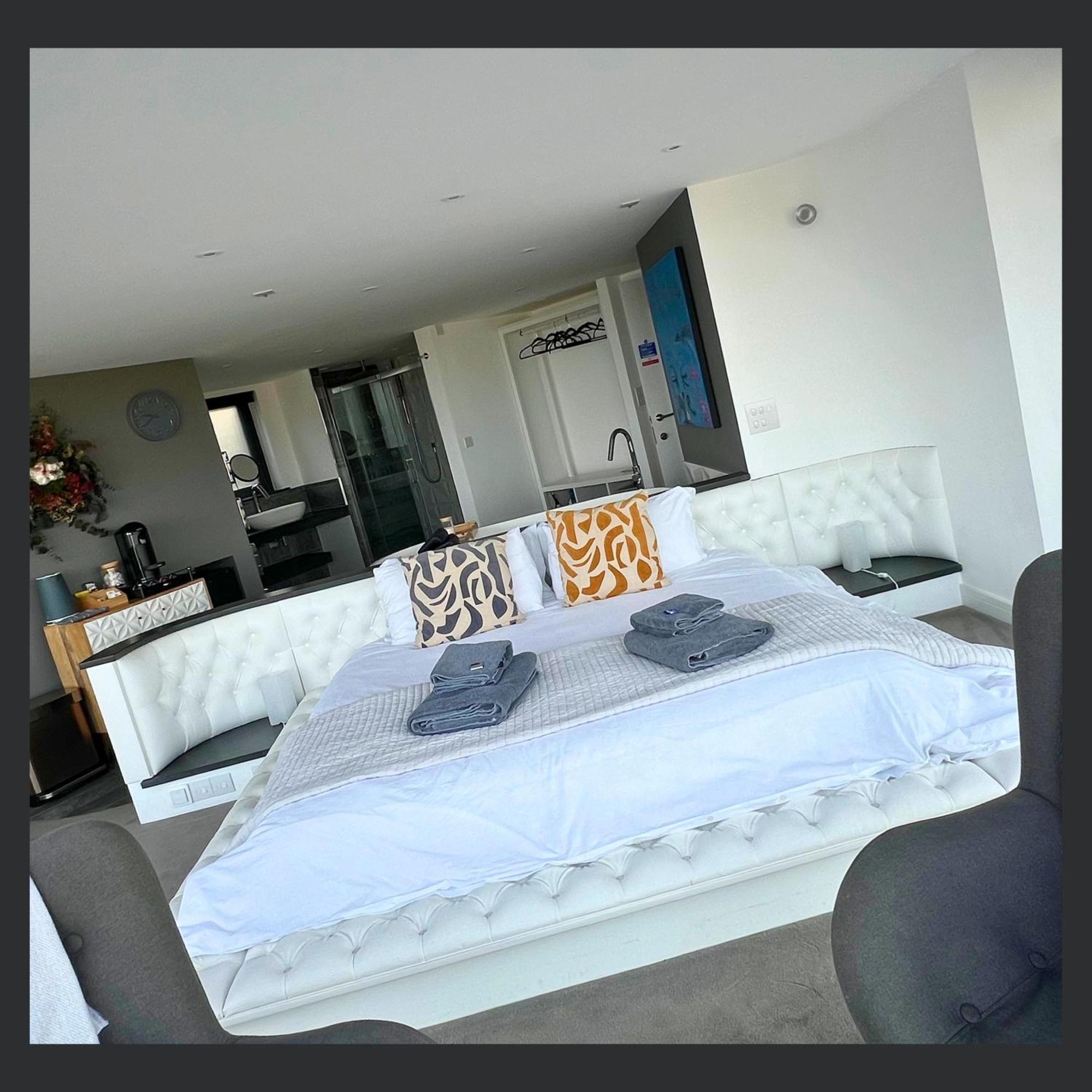 Uno St Ives - Luxury Serviced Accommodation Екстериор снимка